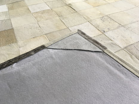 Tapete de couro cinza griss 1,50x2,50 com borda peça 10x10cm